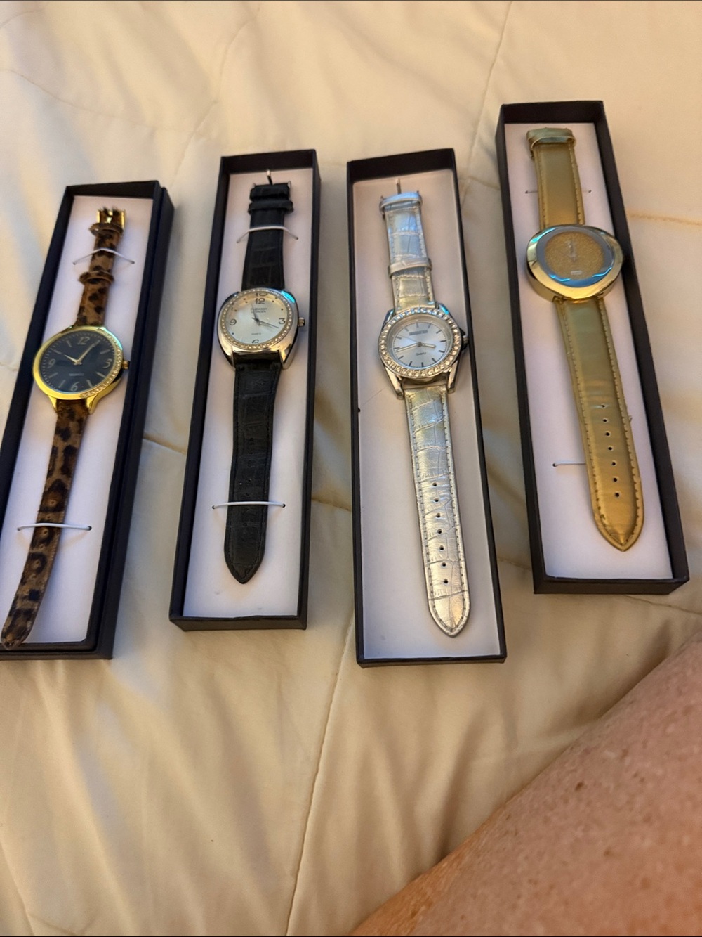 Women’s Gold Tone Dress Watch with matching Leather Strap (4)